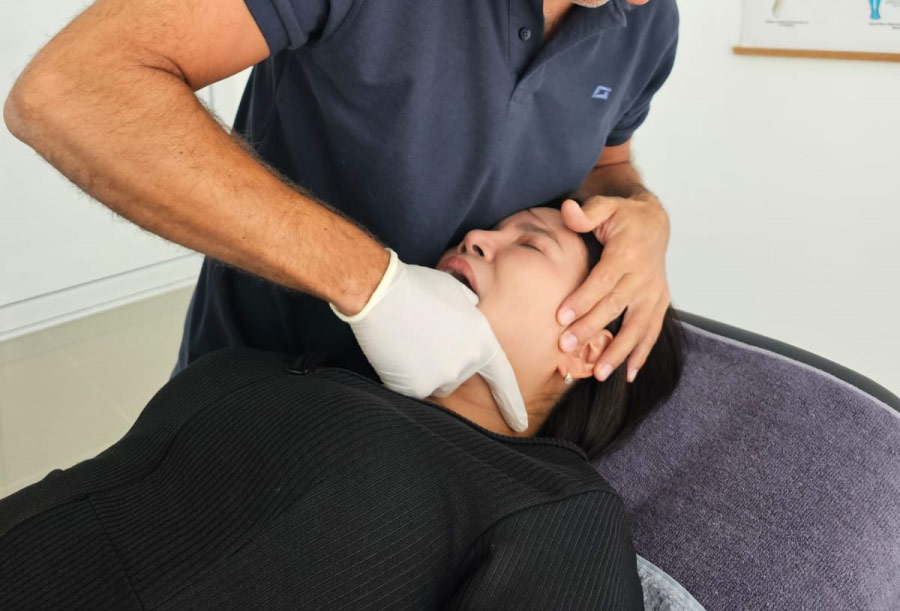 Manuelle Therapie bei Kieferschmerzen, Tinnitus oder Zähneknirschen